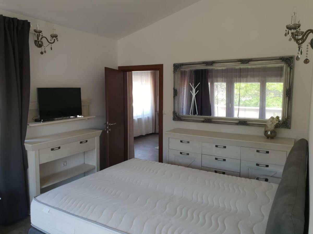 Ferienwohnung Grey Pearl With Free Ev Ch-Station Valbandon Exterior foto